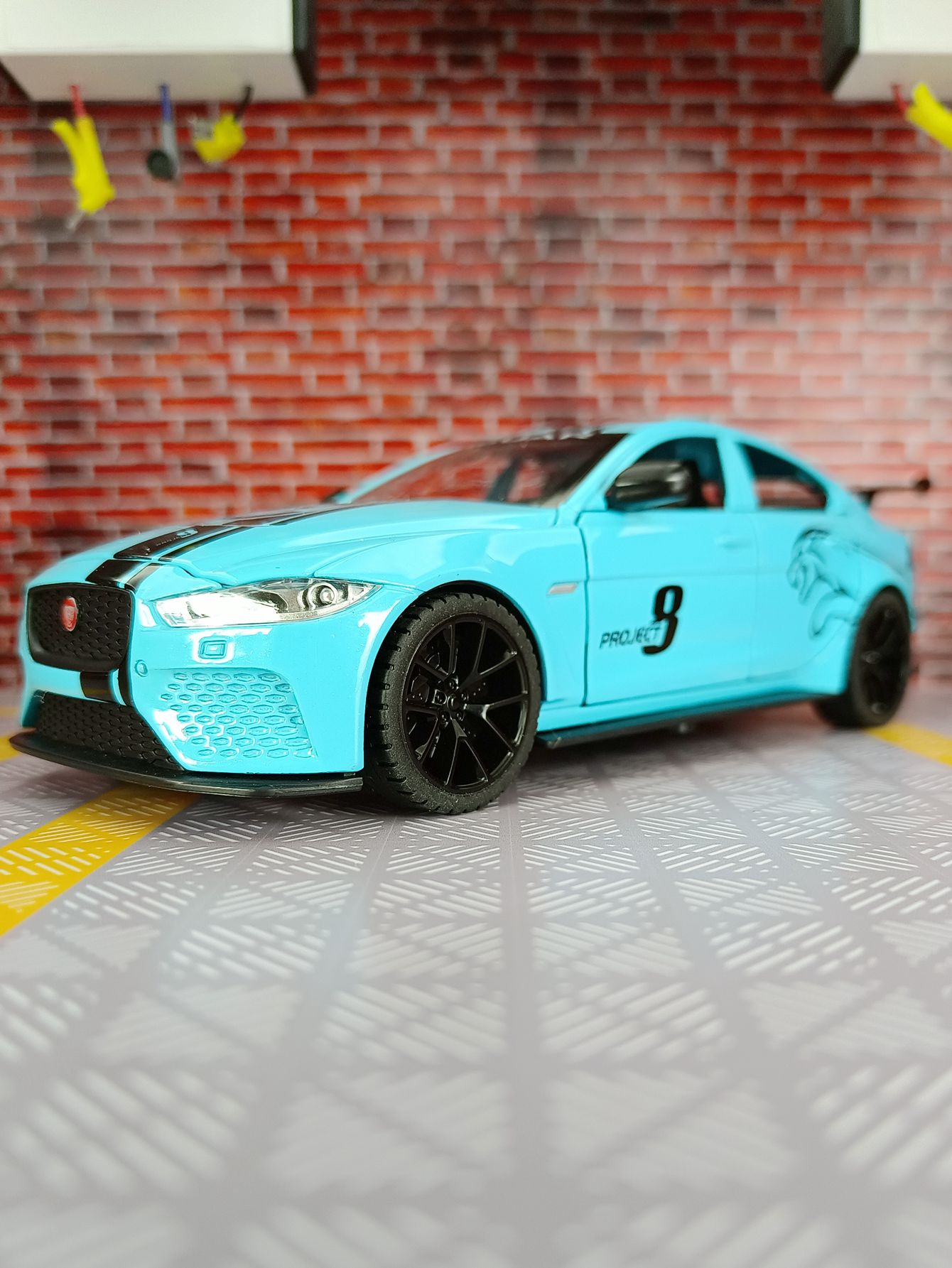 1:24 simulation Jaguar XE SV P - مراجعة Decor Lighting & Decor Fires Photos وسعره