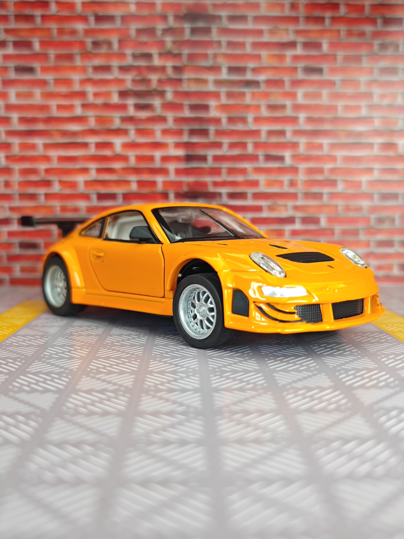 1:32 Porsche 911 GT3 alloy sup - مراجعة Decor Lighting Returns وسعره