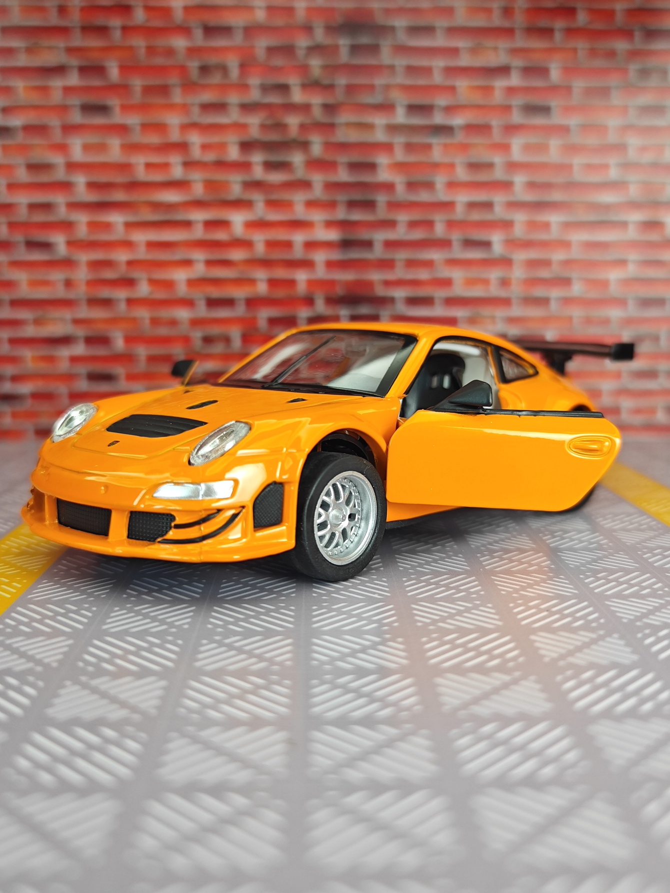1:32 Porsche 911 GT3 alloy sup - مراجعة Decor Lighting Returns وسعره